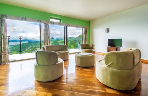 Naranjos Agrios Condominio | 2B / 2B IMPRESIONANTE LAGO ARENAL, 3 PISCINAS, COCINA COMPLETA