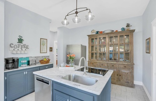 Bradenton Casa | 2b/2ba, HotTub, Walk To Shops, Dining! Beach Close! Wkly/Mo Discounts! Boat Opt!
