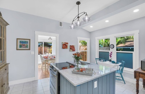 Bradenton Casa | 2b/2ba, HotTub, Walk To Shops, Dining! Beach Close! Wkly/Mo Discounts! Boat Opt!