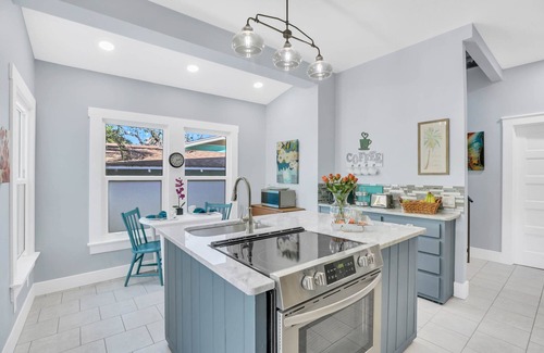 Bradenton Casa | 2b/2ba, HotTub, Walk To Shops, Dining! Beach Close! Wkly/Mo Discounts! Boat Opt!