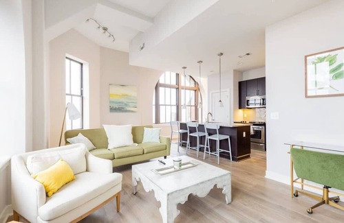 Downtown Baltimore Apartamento | 2B/2BA Modern Downtown Suite, Rooftop Deck & Gym