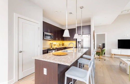 Downtown Baltimore Apartamento | 2B/2BA Modern Downtown Suite, Rooftop Deck & Gym