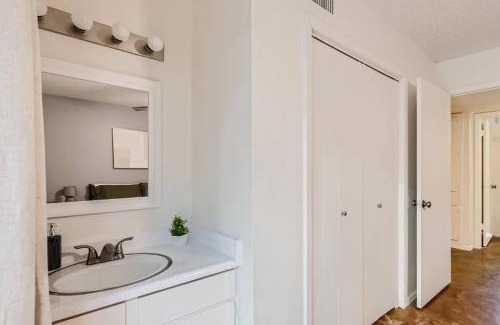 Bouldin Apartamento | 2B Getaway Steps to Dtwn - Sleeps 6 - Pool, Prkg