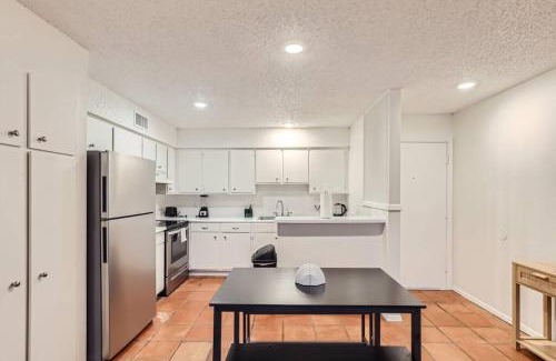 Bouldin Apartamento | 2B Getaway Steps to Dtwn - Sleeps 6 - Pool, Prkg