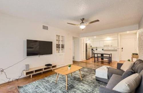 Bouldin Apartamento | 2B Getaway Steps to Dtwn - Sleeps 6 - Pool, Prkg