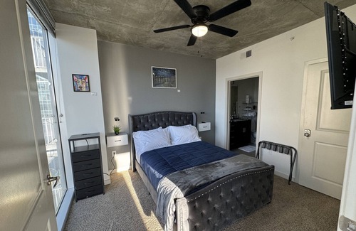 Midtown Apartamento | 2B Midtown condo including a King Bed w/ View Free Parking