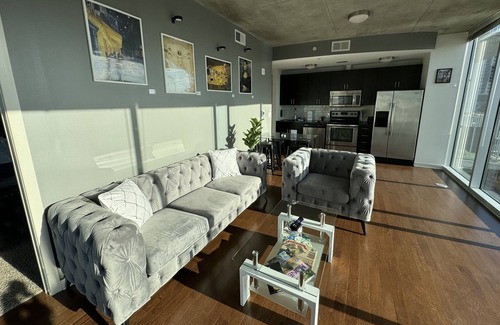 Midtown Apartamento | 2B Midtown condo including a King Bed w/ View Free Parking