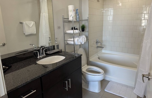 Midtown Apartamento | 2B Midtown condo including a King Bed w/ View Free Parking