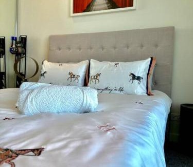 West Melbourne Apartamento | 2B1B Cozy near Train Station + Free Parking!