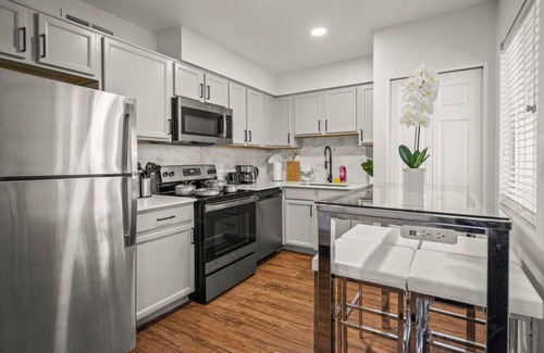 New Papago Parkway Apartamento | 2B1B Stylish Escape with pool and parking