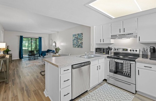 Windsor Forest Condominio | 2bd/2ba Condo * Pool * Newly Renovated * 30+ day stays