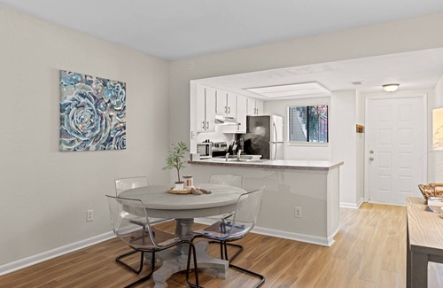 Windsor Forest Condominio | 2bd/2ba Condo * Pool * Newly Renovated * 30+ day stays
