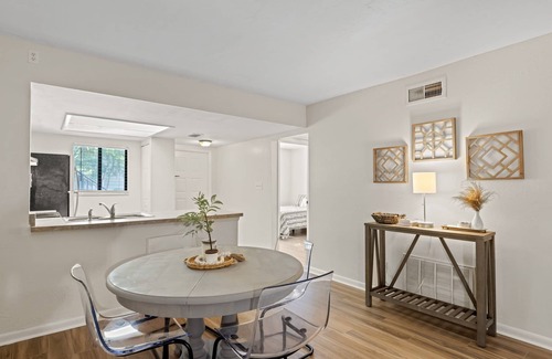 Windsor Forest Condominio | 2bd/2ba Condo * Pool * Newly Renovated * 30+ day stays
