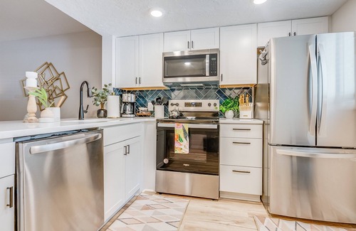 Montgomery Condominio | 2bd/2ba Condo * Pool * Renovated * Dogs Welcome * Condo in Savannah*30+ day stay
