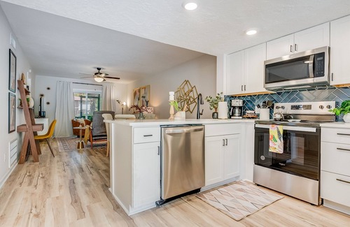 Montgomery Condominio | 2bd/2ba Condo * Pool * Renovated * Dogs Welcome * Condo in Savannah*30+ day stay