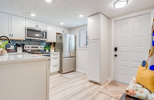 Montgomery Condominio | 2bd/2ba Condo * Pool * Renovated * Dogs Welcome * Condo in Savannah*30+ day stay