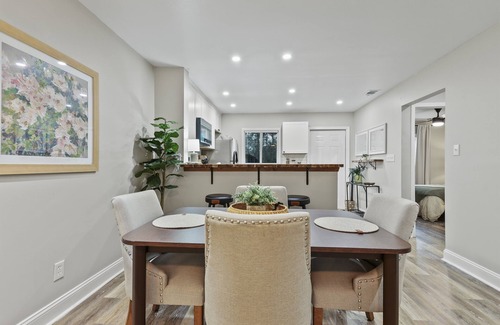 Windsor Forest Condominio | 2bd/2ba Condo * Renovated * Dogs Welcome * Condo in Savannah*30+ day stay *Pool