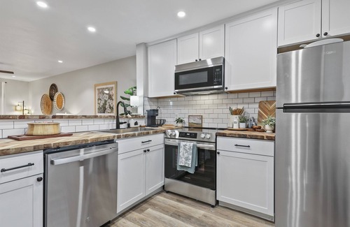 Windsor Forest Condominio | 2bd/2ba Condo * Renovated * Dogs Welcome * Condo in Savannah*30+ day stay *Pool