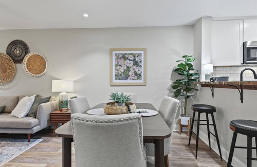 Windsor Forest Condominio | 2bd/2ba Condo * Renovated * Dogs Welcome * Condo in Savannah*30+ day stay *Pool