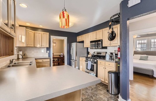 West Highland Casa | 2bd 2ba Highlands Bungalow I Fire pit I Backyard