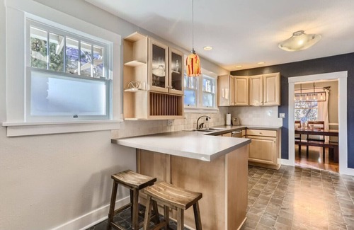 West Highland Casa | 2bd 2ba Highlands Bungalow I Fire pit I Backyard
