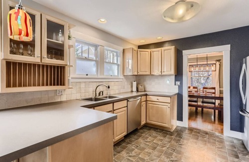 West Highland Casa | 2bd 2ba Highlands Bungalow I Fire pit I Backyard
