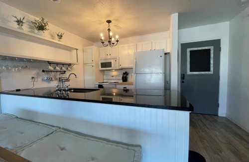 Lake Ozark Condominio | 2bd 2ba Lakeview Retreat with onsite boat rental options!