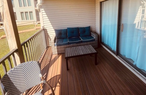 Lake Ozark Condominio | 2bd 2ba Lakeview Retreat with onsite boat rental options!