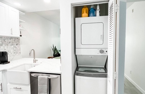 Central Naples Condominio | 2bd 2ba New condo in the heart of Naples. 10mins to the beach & shops!