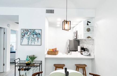 Central Naples Condominio | 2bd 2ba New condo in the heart of Naples. 10mins to the beach & shops!