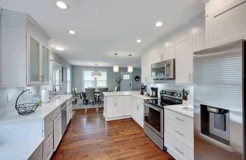 Earlewood Casa | 2BD 2BA Upscale Bungalow - Beautiful Yard​ + Grill