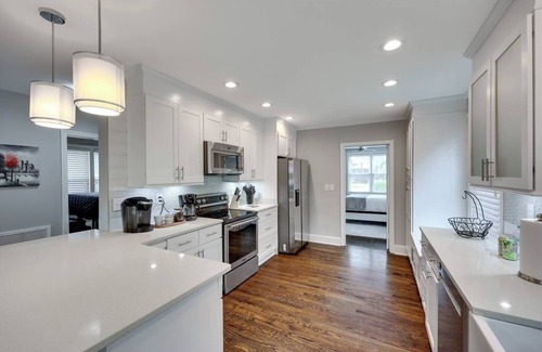 Earlewood Casa | 2BD 2BA Upscale Bungalow - Beautiful Yard​ + Grill