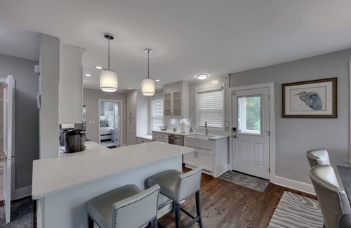 Earlewood Casa | 2BD 2BA Upscale Bungalow - Beautiful Yard​ + Grill