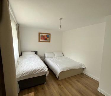 Custom House Apartamento | 2BD Apt East London Sleeps 7!