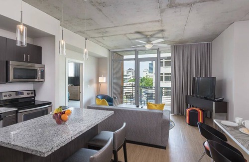 West End Condominio | 2BD/Austin with 2 Baths and Rooftop Pool!
