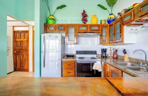 Coco Condominio | 2BD Beauty With Big Pool - Walk to Beach