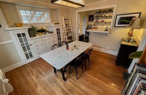 Concordia Casa | 2Bd Bungalow with backyard sauna, by Alberta Arts