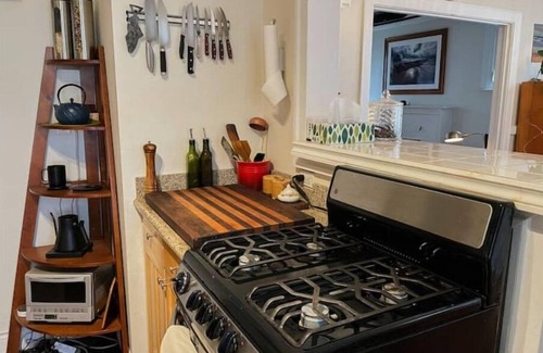 Concordia Casa | 2Bd Bungalow with backyard sauna, by Alberta Arts