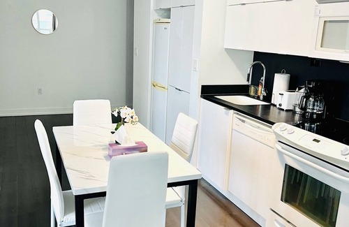 Bathurst Quay Condominio | 2BD Condo W Free Parking Near CN Tower