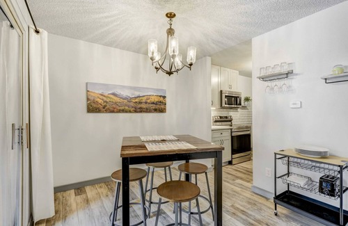 Skyway Apartamento | 2BD Dry Sauna & Pool Near Downtown COS, GotG, & Pikes Peak