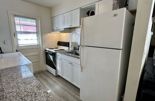 Pinellas Park Apartamento | 2BD Duplex Unit near St. Pete! Fast WiFi Monthly Savings & Pet Friendly!