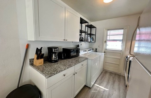 Pinellas Park Apartamento | 2BD Duplex Unit near St. Pete! Fast WiFi Monthly Savings & Pet Friendly!