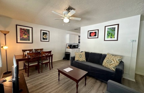 Pinellas Park Apartamento | 2BD Duplex Unit near St. Pete! Fast WiFi Monthly Savings & Pet Friendly!