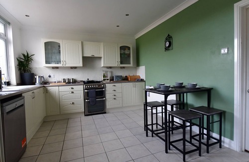Winterbourne Earls Casa | 2Bd Garden Home - A Short Walk To Stonehenge