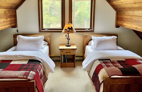 North Creek Cabina | 2BD + Loft cabin, 5-mins to Gore Mtn | North Creek