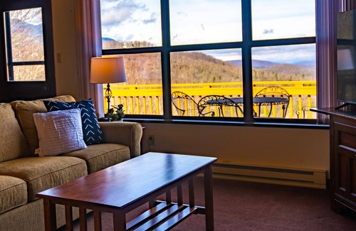 Burnsville Cabina | 2bd Mnt Top Chalet w/ 50 mile views in Pisgah NF!