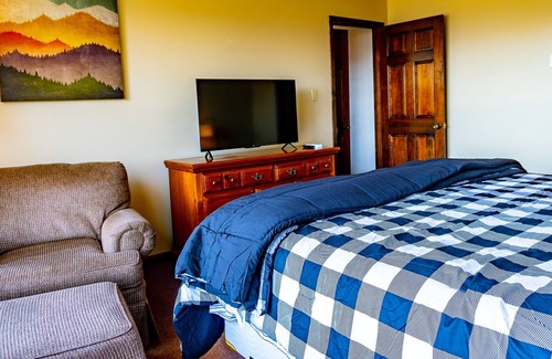 Burnsville Cabina | 2bd Mnt Top Chalet w/ 50 mile views in Pisgah NF!