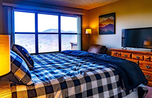 Burnsville Cabina | 2bd Mnt Top Chalet w/ 50 mile views in Pisgah NF!