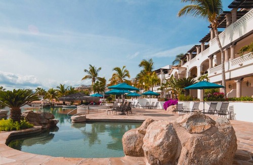 Buzzards Condominio | 2BD Oceanview Condo with the Beachfront Club and Fitness Center Access