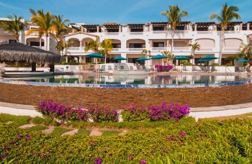 Buzzards Condominio | 2BD Oceanview Condo with the Beachfront Club and Fitness Center Access